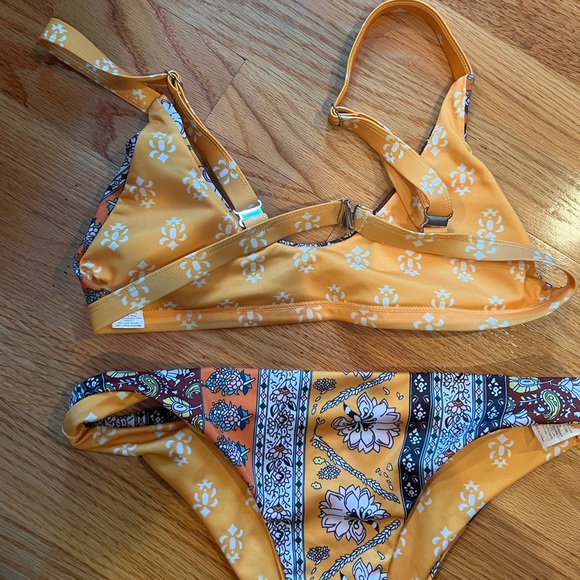 Bikini - Picture 2 of 2